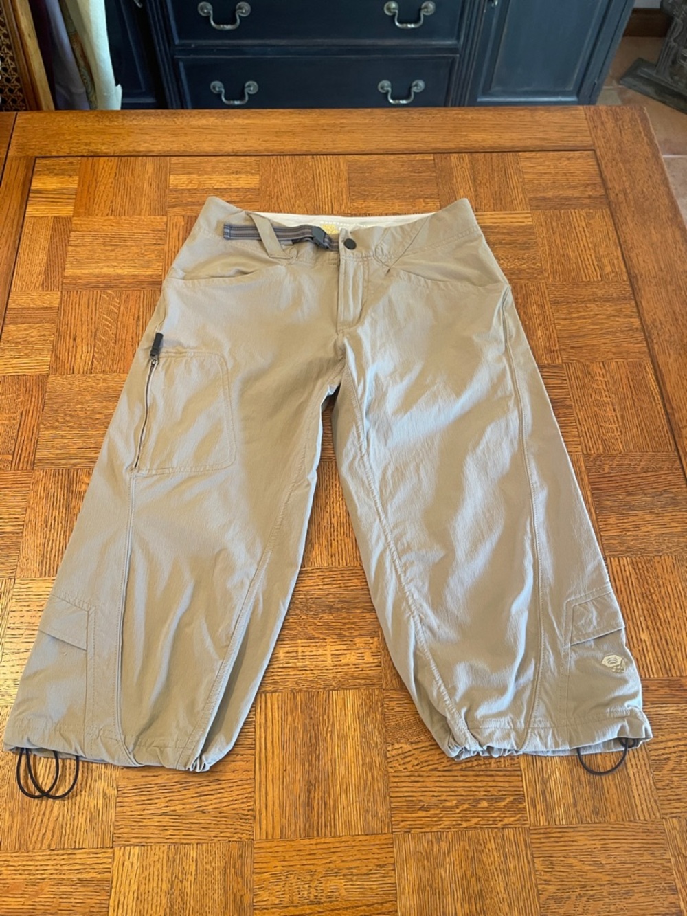 Mountain Hardwear Men's Light Tan Cargo Capris size 4